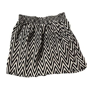 Divided by H&M Black and White Chevron Mini Skirt Size 8